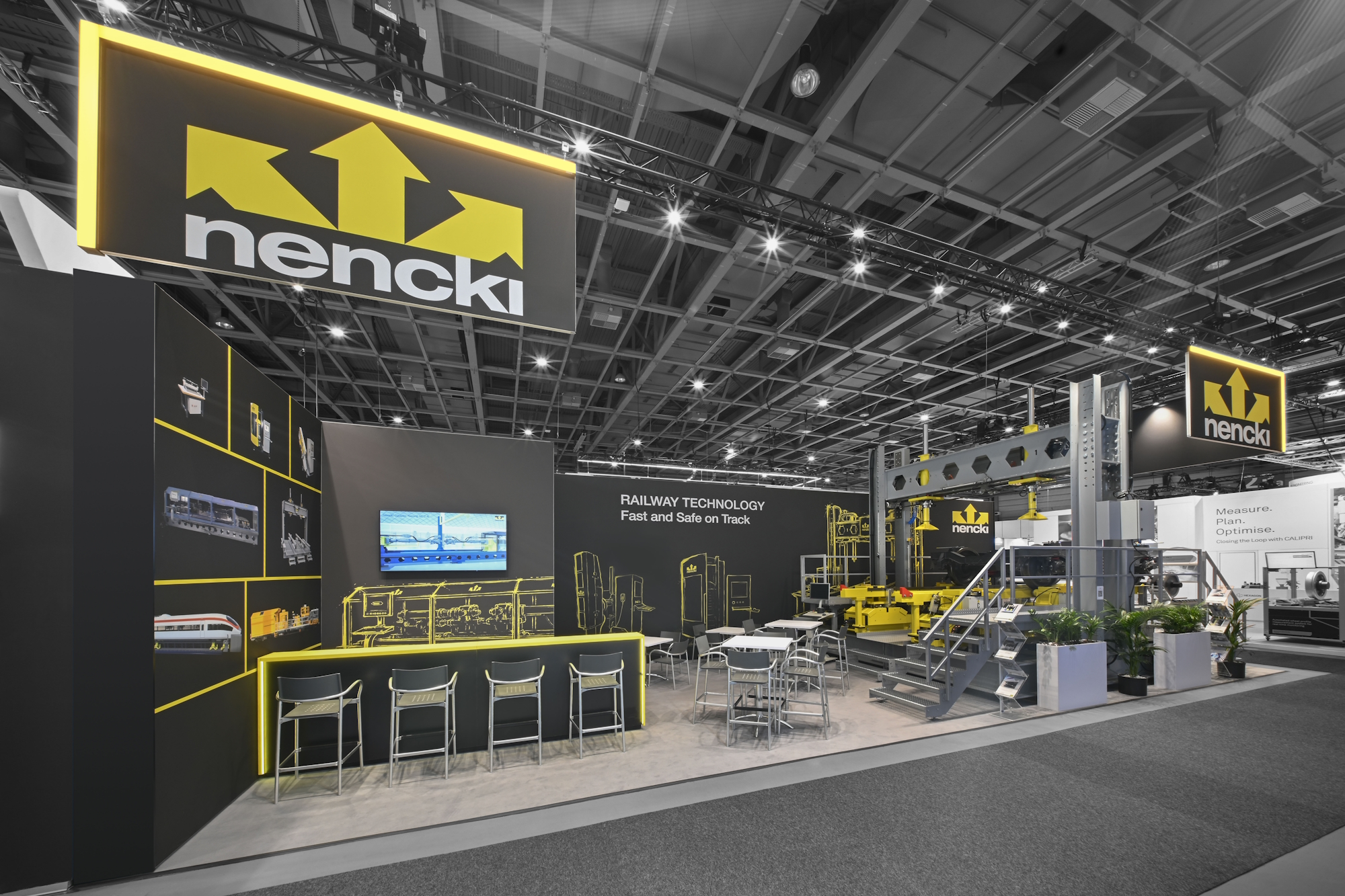 PREUSS Nencki Innotrans 2026 9265.bw Messestand von Nencki auf der Messe Innotrans