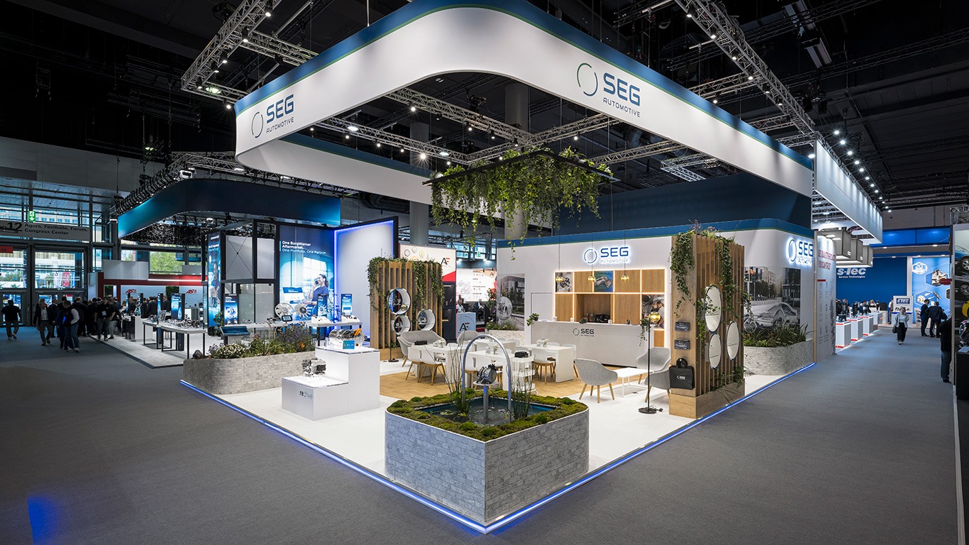 Messestand von SEG Automotive Germany auf der Messe Automechanika